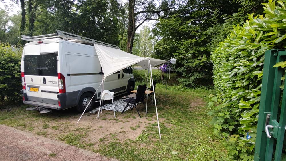 Luifel uitgevouwen op de camping